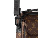 LOUIS VUITTON S LOCK MESSENGER