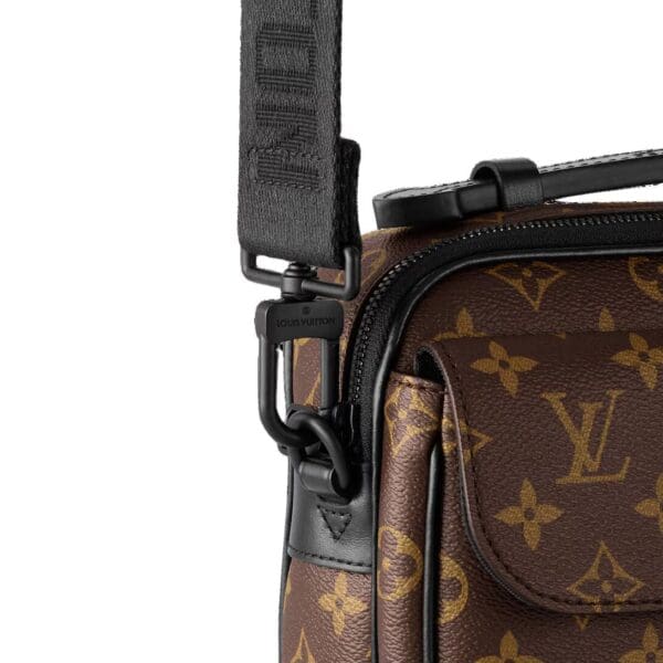 LOUIS VUITTON S LOCK MESSENGER