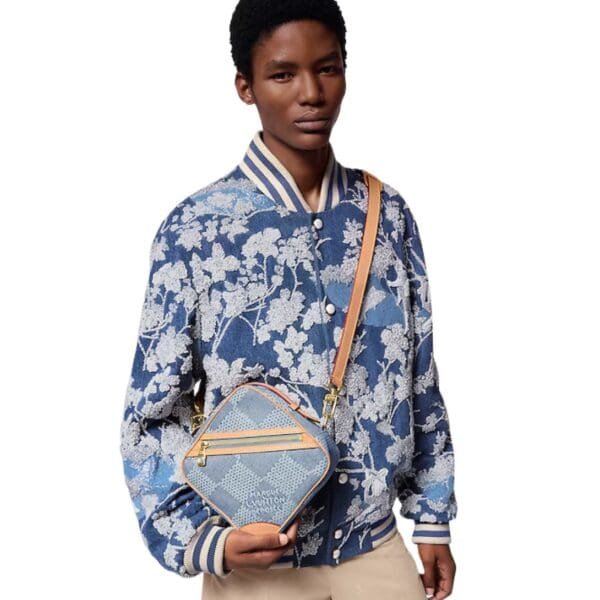 LOUIS VUITTON CHESS MESSENGER - Image 5
