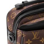 LOUIS VUITTON S LOCK MESSENGER