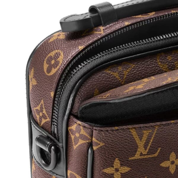 LOUIS VUITTON S LOCK MESSENGER
