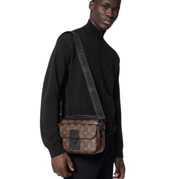 LOUIS VUITTON S LOCK MESSENGER