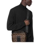 LOUIS VUITTON S LOCK MESSENGER
