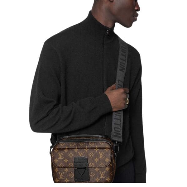 LOUIS VUITTON S LOCK MESSENGER