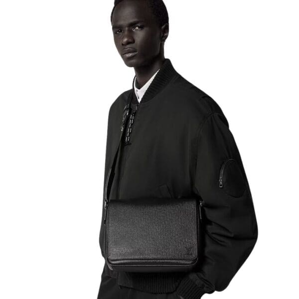 LOUIS VUITTON DISTRICT PM - Image 9