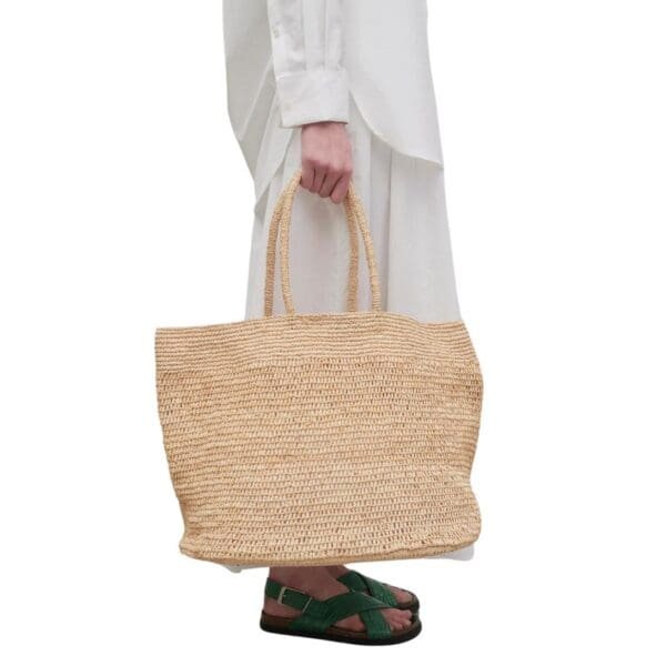 THE ROW OREGON BAG IN RAFFIA