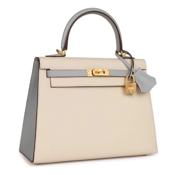 HERMÈS SPECIAL ORDER (HSS) KELLY SELLIER 25 CRAIE AND BLEU GLACIER EPSOM BRUSHED GOLD HARDWARE - Image 2