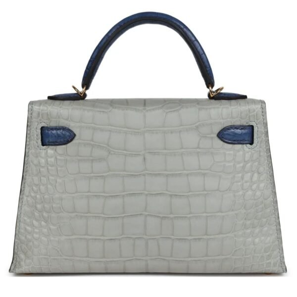 HERMÈS SPECIAL ORDER HSS KELLY SELLIER 20 GRIS PERLE AND BLEU DE MALTE MATTE ALLIGATOR GOLD HARDWARE - Image 2