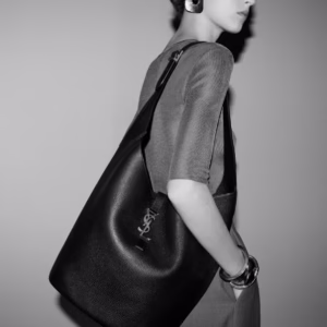 LE 5 A 7 HOBO IN GRAINED LEATHER