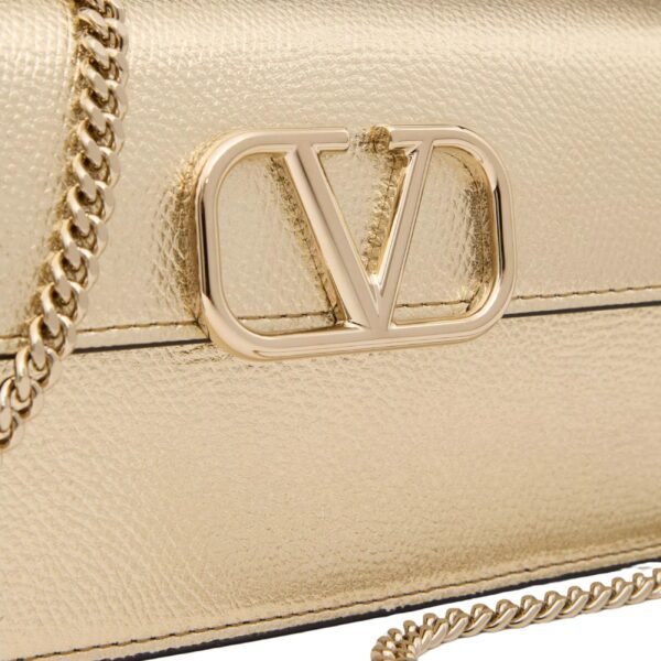 VALENTINO VLOGO SIGNATURE METALLIC GRAINY CALFSKIN WALLET WITH CHAIN